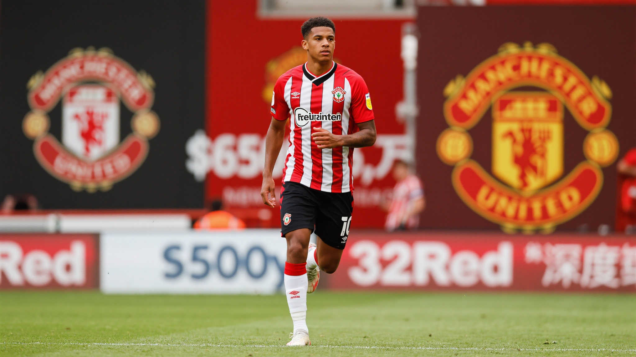 曼联6500万敲定姆贝莫转会最后谈判,阿莫林右路布局曝光! 据知情人士透露,本周将是最终协商转折点。尽管布伦特